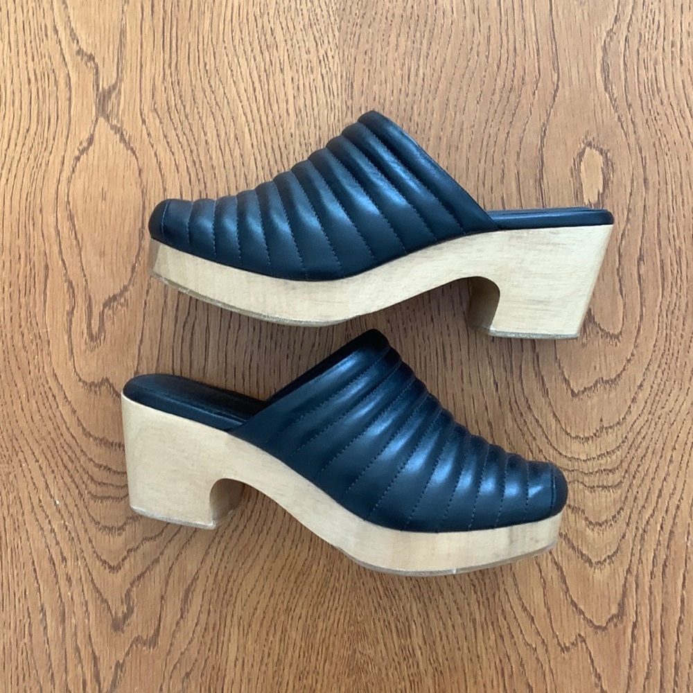 Beklina Closed Toe Ribbed Clogs